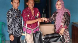 Ketua dan Sekretaris DPC Pdi Perjuangan Pesibar menyerahkan bantuan Kursi Roda kepada Tukiman
