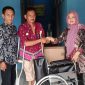 Ketua dan Sekretaris DPC Pdi Perjuangan Pesibar menyerahkan bantuan Kursi Roda kepada Tukiman
