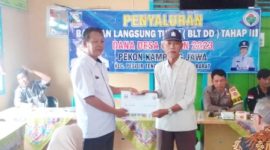 Warga Pekon Kampung Jawa, Kecamatan Pesisir Tengah, Kabupaten Pesisir Barat menerima BLT DD Tahap 3. Foto: Joni Irawan, Kabar Indonesia