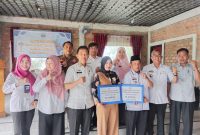 Wakil Bupati Pesisir Barat, Zulqoini serahkan bansos dan bedah rumah di Pekon Tembakak, Kecamatan Karya Penggawa, Kabupaten Pesisir Barat. Foto: Joni Irawan, Kabar Indonesia