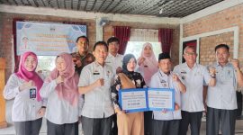 Wakil Bupati Pesisir Barat, Zulqoini serahkan bansos dan bedah rumah di Pekon Tembakak, Kecamatan Karya Penggawa, Kabupaten Pesisir Barat. Foto: Joni Irawan, Kabar Indonesia