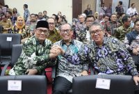 Bupati PALI Heri Amalindo dan Pj. Bupati Muaraenim Ahmad Rizali melakukan salam komando. Foto: RPS, Kabar Indonesia