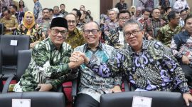 Bupati PALI Heri Amalindo dan Pj. Bupati Muaraenim Ahmad Rizali melakukan salam komando. Foto: RPS, Kabar Indonesia