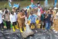 Gubernur Lampung, Arinal Djunaidi melakukan panen bersama di pertambakan Bumi Dipasena, Rawajitu, Tulang Bawang. Foto: Nafian Faiz, Kabar Indonesia