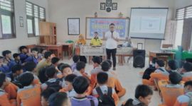 Kepala Dinas DP3AKB Pesisir Barat sedang memberikan materi dalam sosialisasi kekerasan terhadap anak di SMPN 15 Krui. Foto: Joni Irawan, Kabar Indonesia