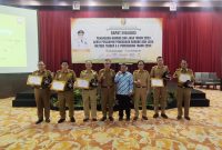 Asisten II Pemkab Pesisir Barat, Zukri Amin mewakili Bupati Pesibar, Agus Istiqlal menerima penghargaan dari Pemprov Lampung karena prestasi serap produk dalam negeri tertinggi di Hotel Horison. Foto: Joni Irawan, Kabar Indonesia