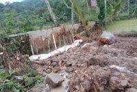 Banjir menjebol tanggul penahan di Pekon Way Sindi Hanuan, Pesisir Barat. Foto: Joni Irawan, Kabar Indonesia