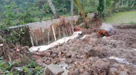 Banjir menjebol tanggul penahan di Pekon Way Sindi Hanuan, Pesisir Barat. Foto: Joni Irawan, Kabar Indonesia