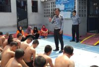 Ka-KPR Rutan Krui memberikan pengarahan pada WBP saat giat Salam Pemasyarakatan. Foto: Joni Irawan, Kabar Indonesia