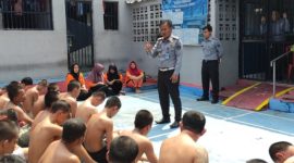Ka-KPR Rutan Krui memberikan pengarahan pada WBP saat giat Salam Pemasyarakatan. Foto: Joni Irawan, Kabar Indonesia
