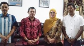 Ketua DPRD Tanggamus, Heri Agus Setiawan berfoto bersama Pemimpin Umum Kabar Indonesia Hidayati, Kepala Biro Kabar Indonesia Tanggamus Dedi Heryadi, dan Kepala Biro Kabar Indonesia Pesisir Barat, Joni Irawan.