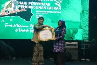 Plt. Kepala Dinas Pemberdayaan Masyarakat dan Pekon (DPMP) Pesibar, menerima penghargaan dari Kemendes PDTT di Rangkasbitung, Kabupaten Lebak, Jum'at (18/11/2023).