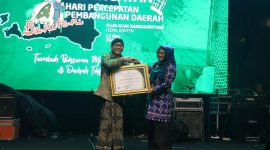 Plt. Kepala Dinas Pemberdayaan Masyarakat dan Pekon (DPMP) Pesibar, menerima penghargaan dari Kemendes PDTT di Rangkasbitung, Kabupaten Lebak, Jum'at (18/11/2023).