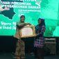 Plt. Kepala Dinas Pemberdayaan Masyarakat dan Pekon (DPMP) Pesibar, menerima penghargaan dari Kemendes PDTT di Rangkasbitung, Kabupaten Lebak, Jum'at (18/11/2023).