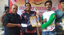 Para juara Lomba Panco Tingkat Provinsi Lampung dari berbagai kelas yang ditandingkan, berfoto bersama Wakil Ketua GP Nusantara Lampung, Muhlasin. Foto: Respati Syamsi, Kabar Indonesia
