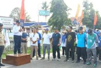 Wakil Bupati Kabupaten Pesisir Barat, A. Zulqoini Syarif membuka jalan sehat dalam rangka HUT PGRI ke-78 di Kecamatan Pesisir Selatan. Foto: Joni Irawan, Kabar Indonesia.