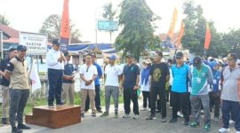 Wakil Bupati Kabupaten Pesisir Barat, A. Zulqoini Syarif membuka jalan sehat dalam rangka HUT PGRI ke-78 di Kecamatan Pesisir Selatan. Foto: Joni Irawan, Kabar Indonesia.