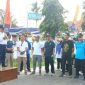 Wakil Bupati Kabupaten Pesisir Barat, A. Zulqoini Syarif membuka jalan sehat dalam rangka HUT PGRI ke-78 di Kecamatan Pesisir Selatan. Foto: Joni Irawan, Kabar Indonesia.