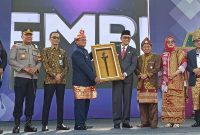 Bupati Kabupaten PALI, Heri Amalindo terima Keris Cantaka Wibawa. Foto: RPS, Kabar Indonesia.