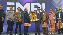 Bupati Kabupaten PALI, Heri Amalindo terima Keris Cantaka Wibawa. Foto: RPS, Kabar Indonesia.