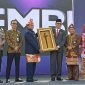 Bupati Kabupaten PALI, Heri Amalindo terima Keris Cantaka Wibawa. Foto: RPS, Kabar Indonesia.