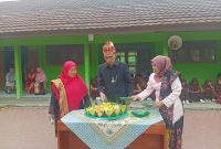 Kepala Sekolah SMAN 1 Pesisir Selatan melakukan pemotongan tumpeng dalam rangka memperingati Hari Guru Nasional. Foto: Joni Irawan, Kabar Indonesia.