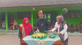 Kepala Sekolah SMAN 1 Pesisir Selatan melakukan pemotongan tumpeng dalam rangka memperingati Hari Guru Nasional. Foto: Joni Irawan, Kabar Indonesia.