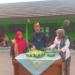 Kepala Sekolah SMAN 1 Pesisir Selatan melakukan pemotongan tumpeng dalam rangka memperingati Hari Guru Nasional. Foto: Joni Irawan, Kabar Indonesia.