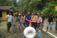 Caleg Nomor 1 Dapil 2 Pesisir Barat bantu kabel listrik untuk warga Pekon Labuhan Mandi. Foto: Joni Irawan, Kabar Indonesia