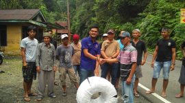 Caleg Nomor 1 Dapil 2 Pesisir Barat bantu kabel listrik untuk warga Pekon Labuhan Mandi. Foto: Joni Irawan, Kabar Indonesia