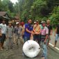 Caleg Nomor 1 Dapil 2 Pesisir Barat bantu kabel listrik untuk warga Pekon Labuhan Mandi. Foto: Joni Irawan, Kabar Indonesia