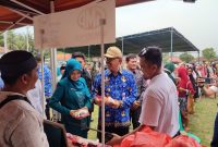 Bupati Pesisir Barat, Agus Istiqlal buka operasi pasar di Kecamatan Pesisir Selatan. Foto: Joni Irawan, Kabar Indonesia