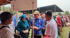Bupati Pesisir Barat, Agus Istiqlal buka operasi pasar di Kecamatan Pesisir Selatan. Foto: Joni Irawan, Kabar Indonesia