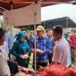 Bupati Pesisir Barat, Agus Istiqlal buka operasi pasar di Kecamatan Pesisir Selatan. Foto: Joni Irawan, Kabar Indonesia