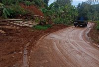 Jalan provinsi yang menghubungkan Putih Doh dan Pertiwi yang sempat putus akibat tanah longsor pada Jum'at (1/12/2023).