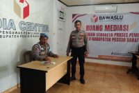 Polres Pesibar tingkatkan pengamanan di Kantor Bawaslu Pesibar jelang Pemilu 2024. Foto: Joni Irawan, Kabar Indonesia.