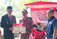 Bupati PALI, Heri Amalindo serahkan bantuan pada penyandang disabilitas.