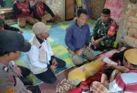 Wakil Ketua 3 Baznas Lampung Barat, Dede Tarmidi serahkan bantuan Program Baznas Sehat pada Karyati, seorang pengidap tumor otak di Pekon Sinar Jaya, Kecamatan Air Hitam, Lampung Barat. Foto: Kristian Agusani, Kabar Indonesia