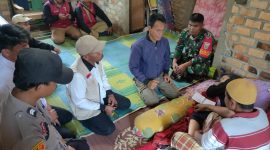 Wakil Ketua 3 Baznas Lampung Barat, Dede Tarmidi serahkan bantuan Program Baznas Sehat pada Karyati, seorang pengidap tumor otak di Pekon Sinar Jaya, Kecamatan Air Hitam, Lampung Barat. Foto: Kristian Agusani, Kabar Indonesia