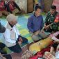 Wakil Ketua 3 Baznas Lampung Barat, Dede Tarmidi serahkan bantuan Program Baznas Sehat pada Karyati, seorang pengidap tumor otak di Pekon Sinar Jaya, Kecamatan Air Hitam, Lampung Barat. Foto: Kristian Agusani, Kabar Indonesia