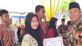 Ketua ISPI Lampung Barat, Parosil Mabsus menyerahkan piagam pada salah seorang pemenang Lomba Cipta Baca Puisi Tingkat SLTP dan SLTA Se-Lampung Barat Tahun 2023. Foto: Dokumentasi Panitia ISPI