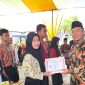 Ketua ISPI Lampung Barat, Parosil Mabsus menyerahkan piagam pada salah seorang pemenang Lomba Cipta Baca Puisi Tingkat SLTP dan SLTA Se-Lampung Barat Tahun 2023. Foto: Dokumentasi Panitia ISPI