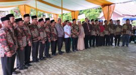 Ketua ISPI Lampung Barat, Parosil Mabsus berfoto bersama pengurus ISPI Lambar. Foto: Dokumen Panitia