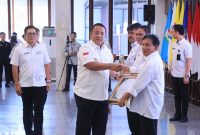 Wakil Bupati Pesisir Barat, A. Zulqoini Syarif menghadiri acara penyerahan DIPA dan TKD di Mahan Agung, Bandarlampung. Foto: Dokumentasi Dinas Kominfo Pesibar