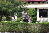 PS. Kasi Dokkes Polres Tulang Bawang, Aiptu Dwi Kurniawan bagikan bubuk abate secara gratis untuk cegah DBD. Foto: Andi Rahman, Kabar Indonesia