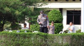 PS. Kasi Dokkes Polres Tulang Bawang, Aiptu Dwi Kurniawan bagikan bubuk abate secara gratis untuk cegah DBD. Foto: Andi Rahman, Kabar Indonesia
