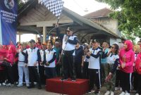 Gubernur Lampung, Arinal Djuanidi mengangkat bendera start, melepas peserta jalan sehat dalam rangka memperingati Hari Ibu di Kabupaten Tulang Bawang. Foto: Andi Rahman, Kabar Indonesia