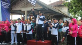 Gubernur Lampung, Arinal Djuanidi mengangkat bendera start, melepas peserta jalan sehat dalam rangka memperingati Hari Ibu di Kabupaten Tulang Bawang. Foto: Andi Rahman, Kabar Indonesia