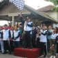 Gubernur Lampung, Arinal Djuanidi mengangkat bendera start, melepas peserta jalan sehat dalam rangka memperingati Hari Ibu di Kabupaten Tulang Bawang. Foto: Andi Rahman, Kabar Indonesia