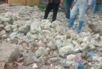 Kondisi Pantai Putih Doh setelah diterjang gelombang laut setinggi 3 meter dan mengancam pemukiman warga. Foto: Dedi Heryadi, Kabar Indonesia